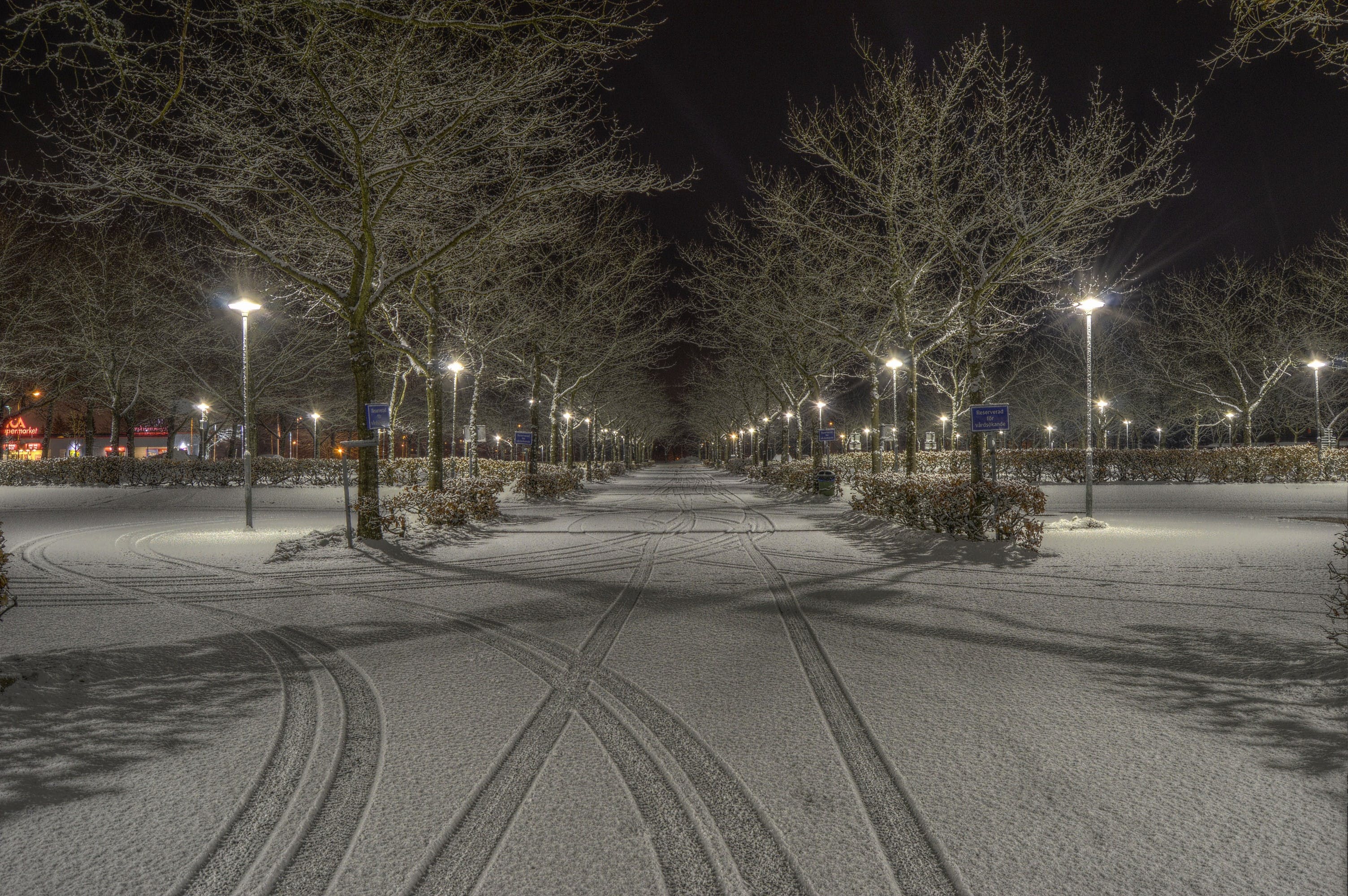 Heated parking lot melting snow, a technological trend in Winter Parking Innovations